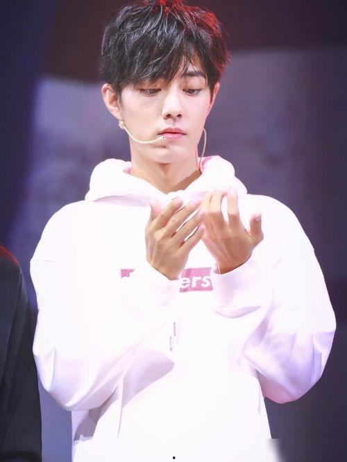 肖战吃瓜爆料李易峰,吃瓜群众沸腾！