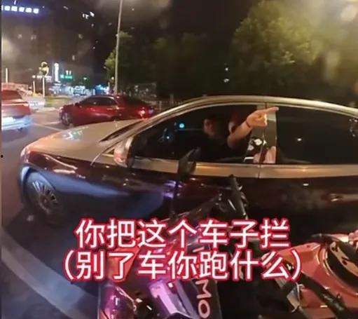 奔驰哥的小女友吃瓜爆料,揭秘娱乐圈背后的惊人真相