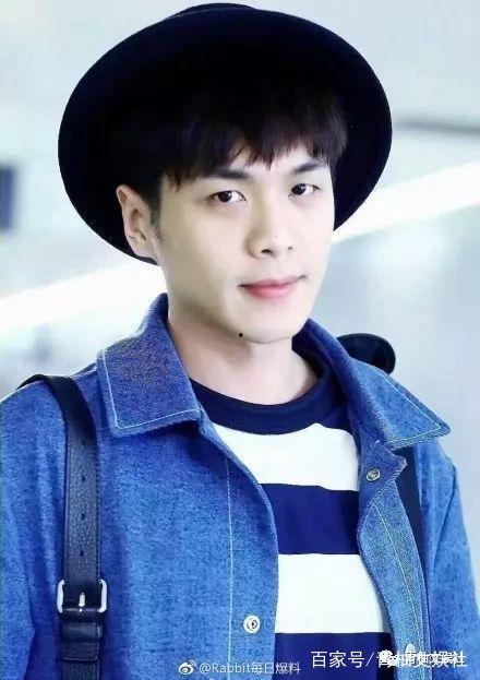 吃瓜爆料帅男艺人谈恋爱,帅男艺人甜蜜恋情曝光，甜蜜瞬间引粉丝尖叫